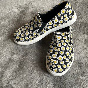 NWT Slip on Sneakers Daisy Print